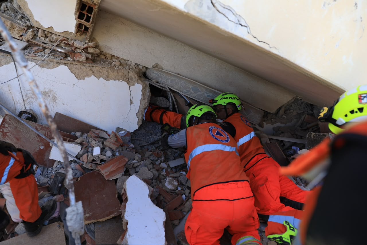 La misión incluyó la recuperación de una víctima atrapada entre los escombros del edificio Marina Place y el apoyo a las labores humanitarias en La Guaira. Tomada de la Presidencia
