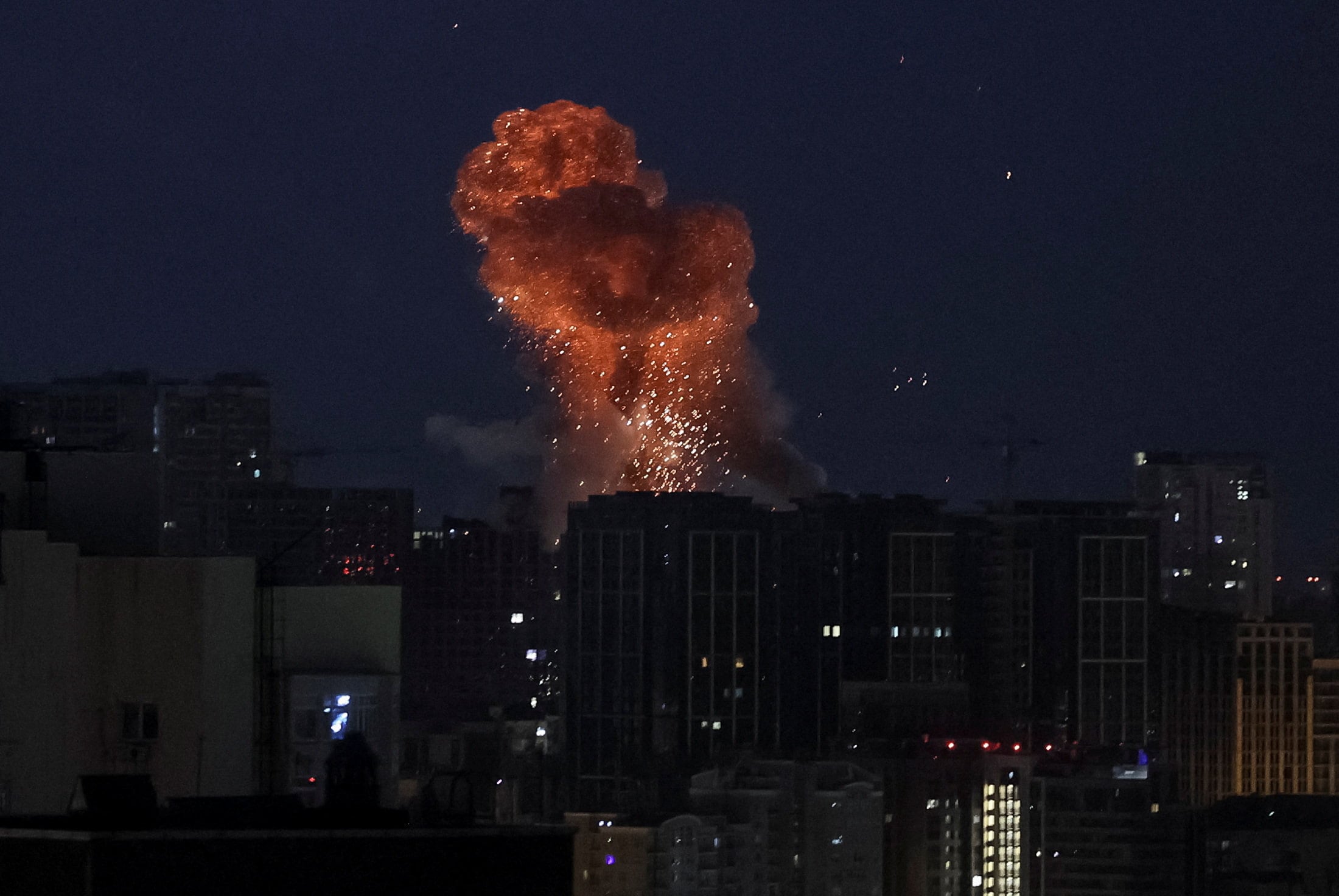 Las autoridades ucranianas informaron que Rusia lanzó misiles balísticos contra la capital y sus alrededores durante la madrugada (REUTERS)