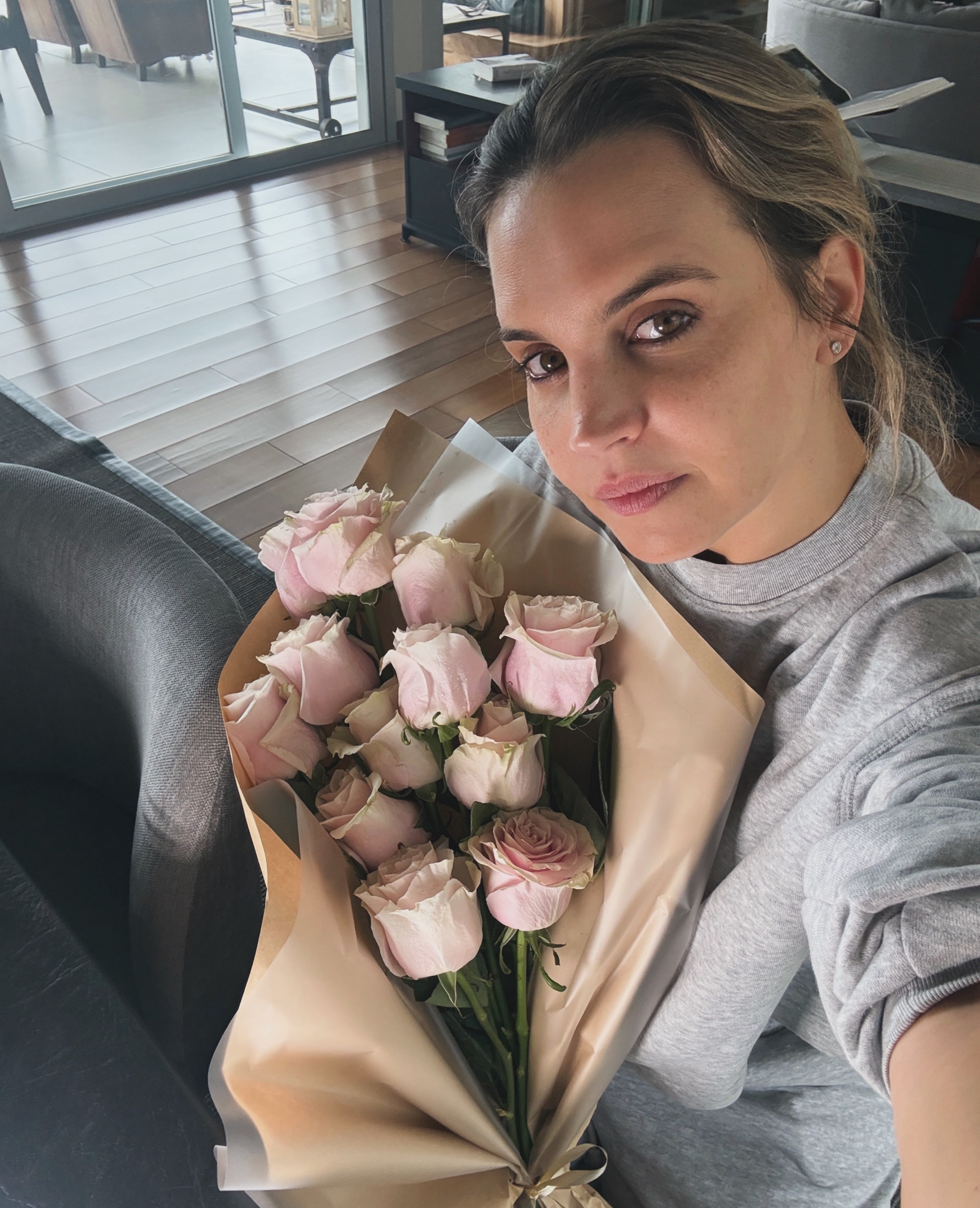 La actriz posó junto a un ramo de rosas rosadas envueltas en papel, como parte de la celebración de su cumpleaños