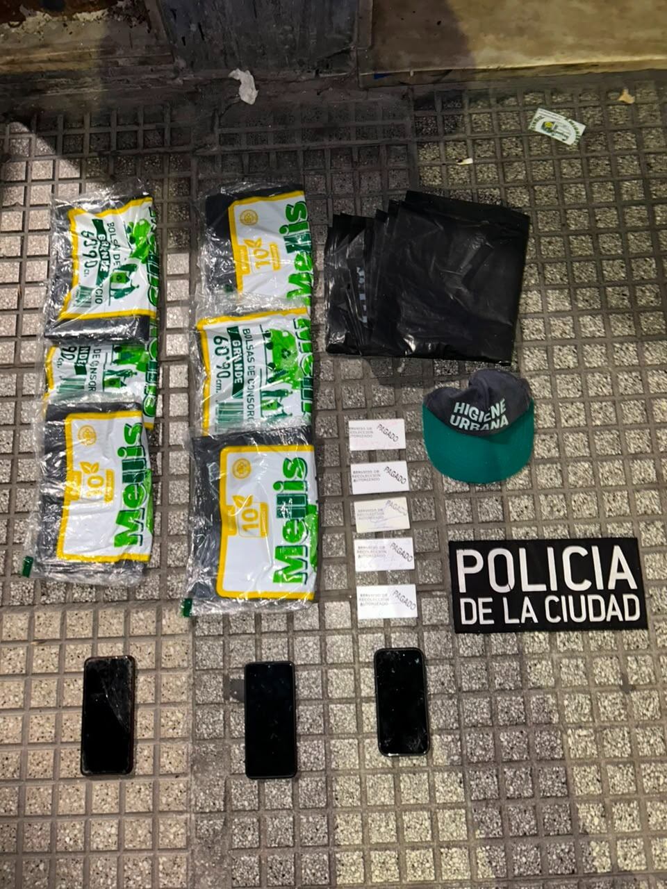 Los delincuentes vestían de trabajadores de residuos, llevaban credenciales y teléfonos celulares, que fueron secuestrados