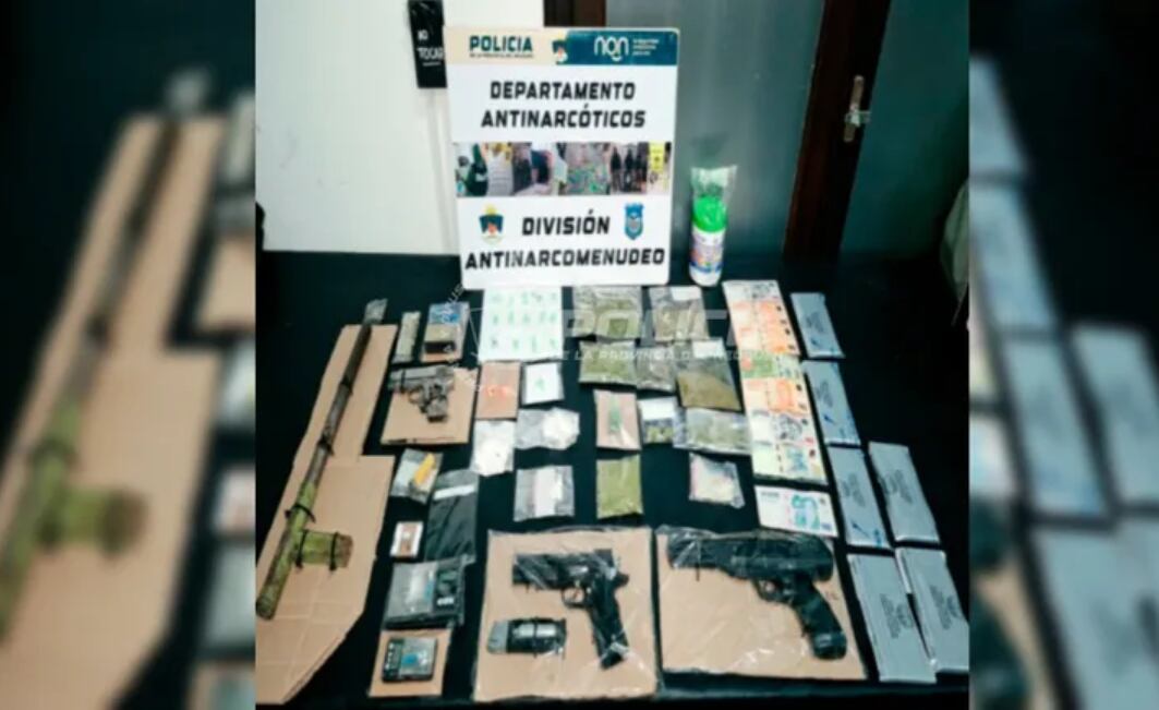 Armas, balanzas, drogas y dinero en efectivo, parte del material incautado durante el operativo en el barrio Villa María de Neuquén