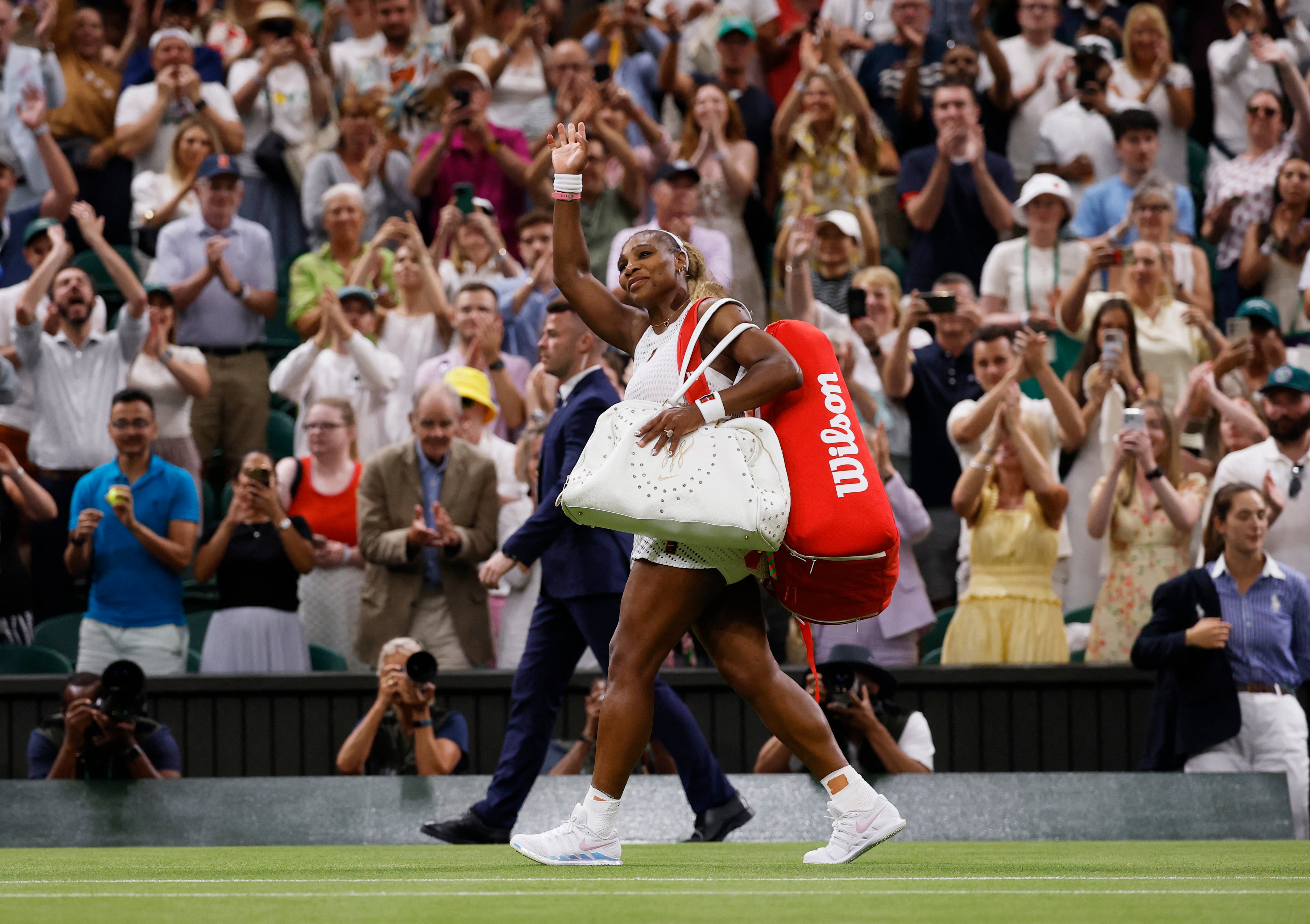 A las puertas de su cumpleaños 45, Serena Williams mantiene la esperanza de volver a competir y ampliar su récord en el circuito profesional (REUTERS/Andrew Couldridge)