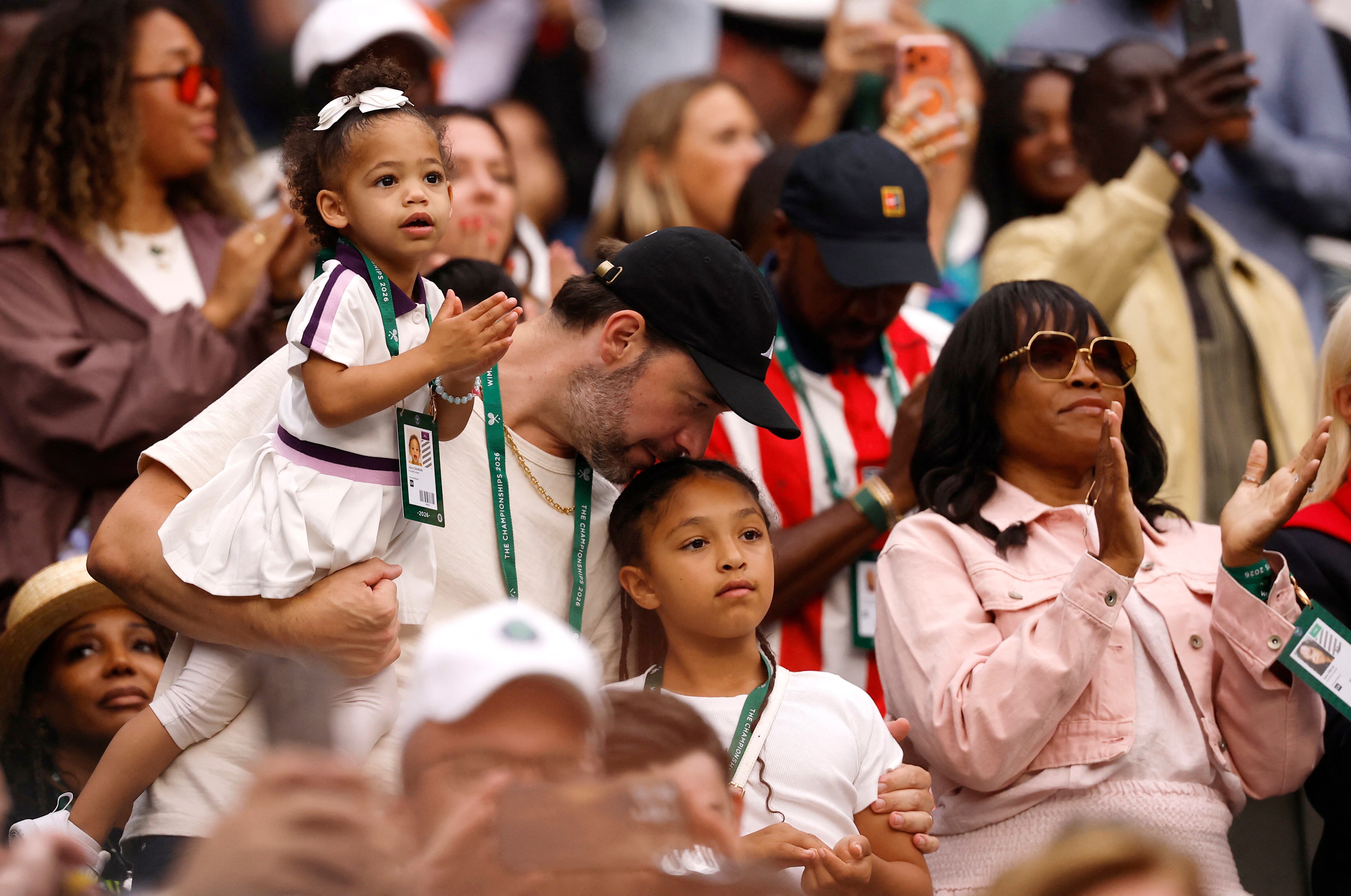 Alexis Olympia y Adira River, hijas de Serena, y su esposo, Alexis Ohanian, siguieron el partido en el palco de Wimbledon (Crédito: REUTERS/Andrew Couldridge)