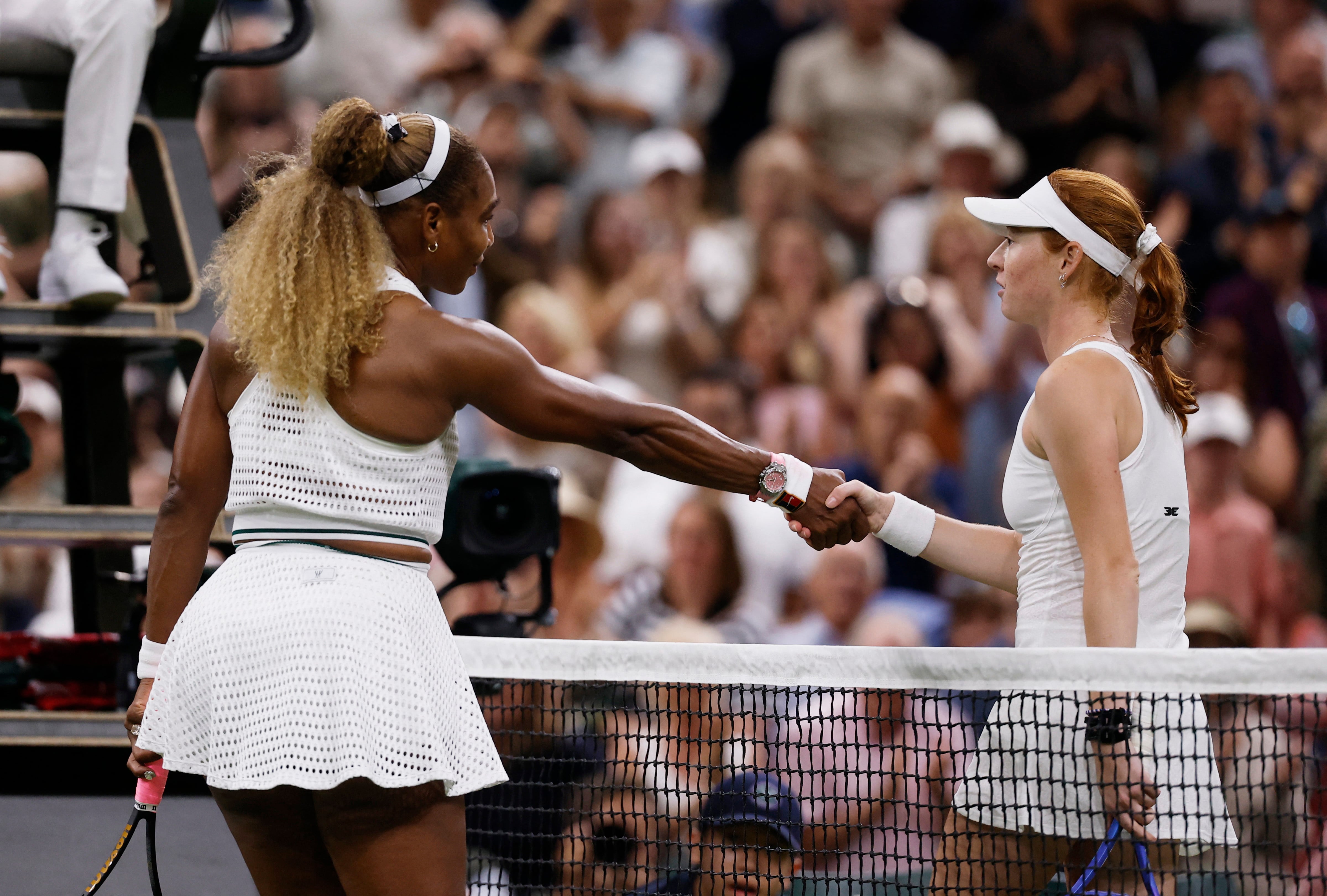 Serena Williams y Maya Joint se saludan tras el partido (Crédito: REUTERS/Andrew Couldridge)
