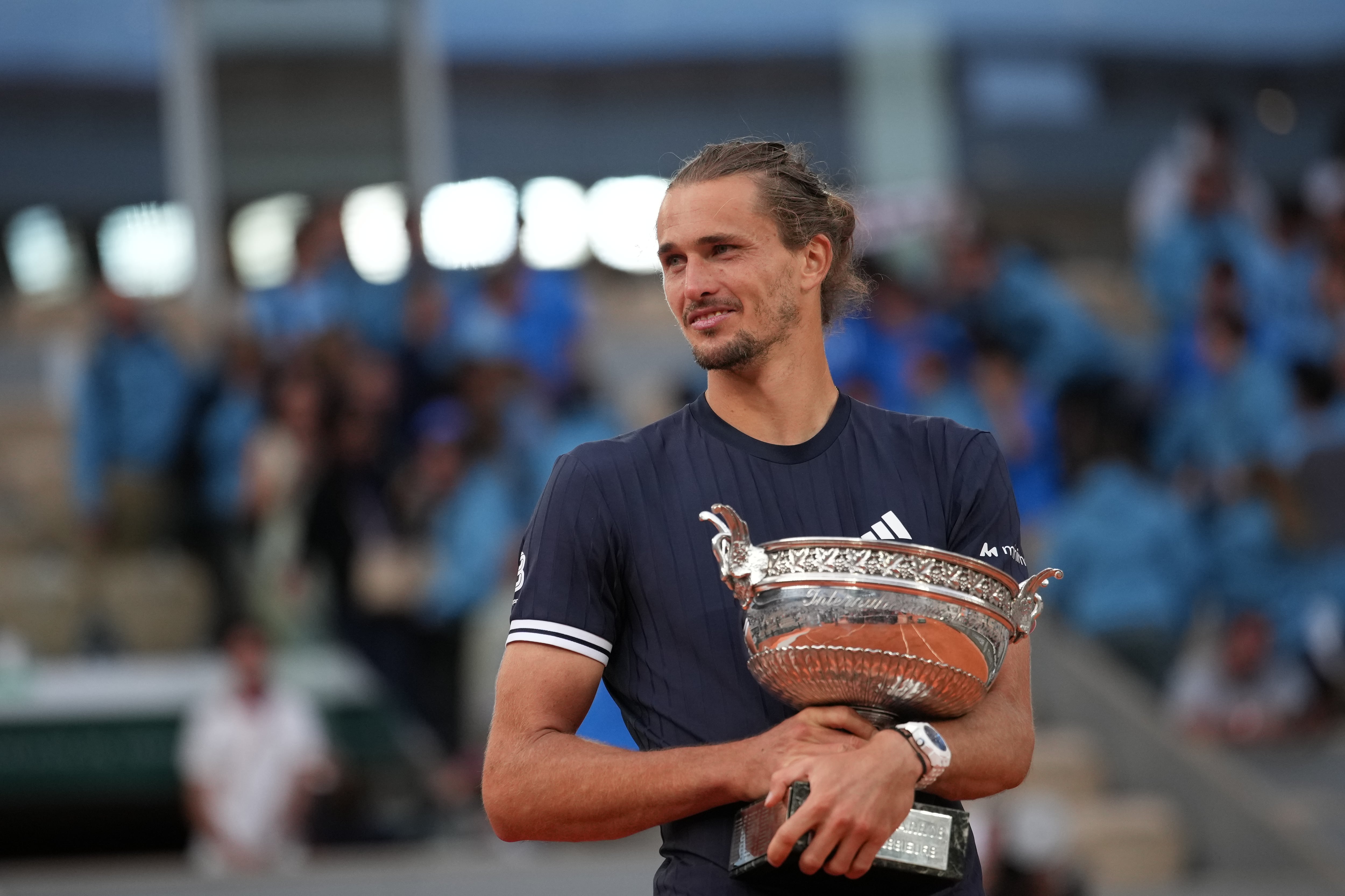 Alexander Zverev considera que su evolución y sus recientes logros lo acercan a la cima del tenis mundial, donde dominan Jannik Sinner y Carlos Alcaraz (AP Foto/Christophe Ena)