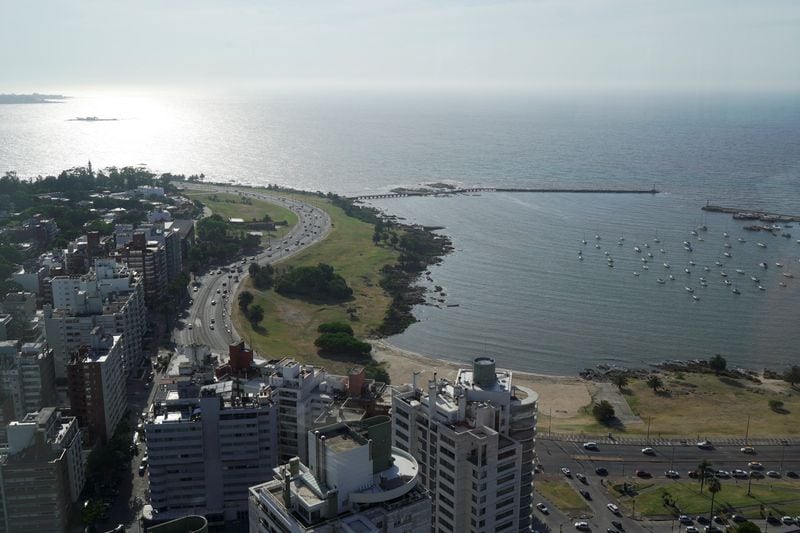 Una vista aérea muestra la ciudad de Montevideo, Uruguay 9 de febrero 2024. REUTERS/Ana Ferreira