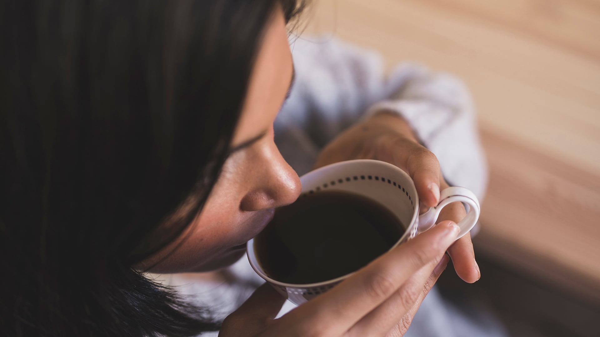 Un estudio prospectivo a gran escala asoció el consumo de café con un menor riesgo de cirrosis, carcinoma hepatocelular y mortalidad relacionada con el hígado (Freepik)