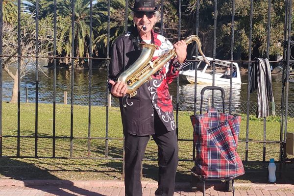 Trabajó 38 años como chofer de ambulancias, se jubiló y ahora toca el saxo en los lagos de Palermo: “La gente es muy generosa conmigo”