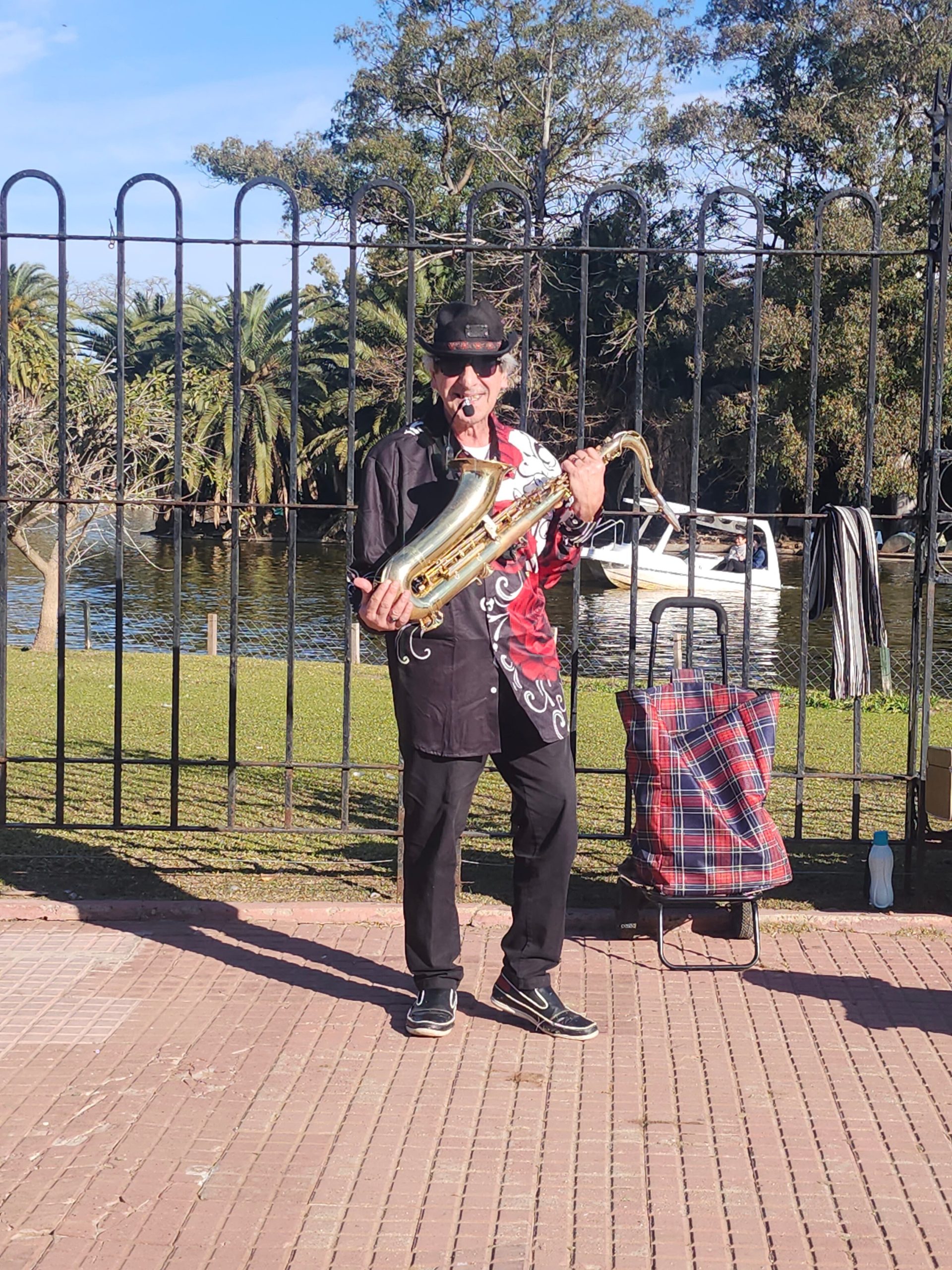 Trabajó 38 años como chofer de ambulancias, se jubiló y ahora toca el saxo en los lagos de Palermo: “La gente es muy generosa conmigo”