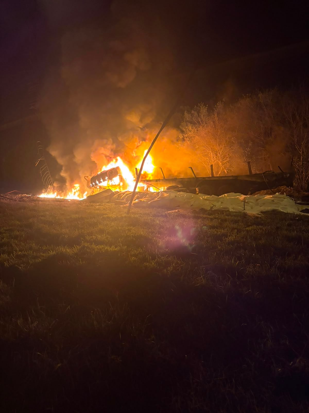 Tragedia en el Complejo Zárate-Brazo Largo: un camión que transportaba soda cáustica cayó del puente Urquiza, se incendió y murió su conductor