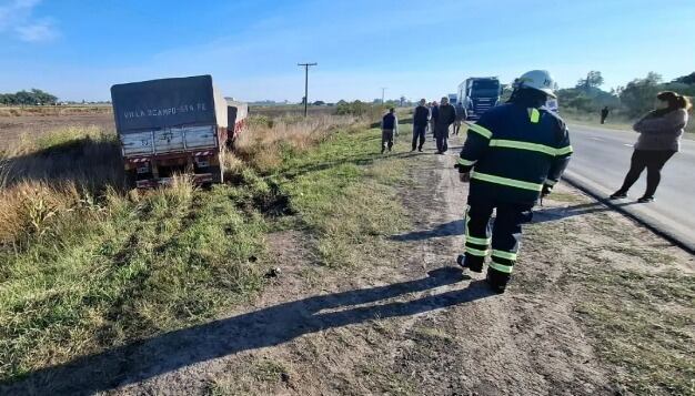 Tragedia en la Ruta 11: un muerto y cuatro heridos por un choque frontal entre un auto y un camión en Santa Fe