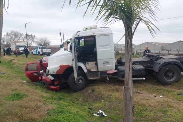 Trágico choque entre un camión y una camioneta en La Plata: una mujer murió y una menor resultó herida