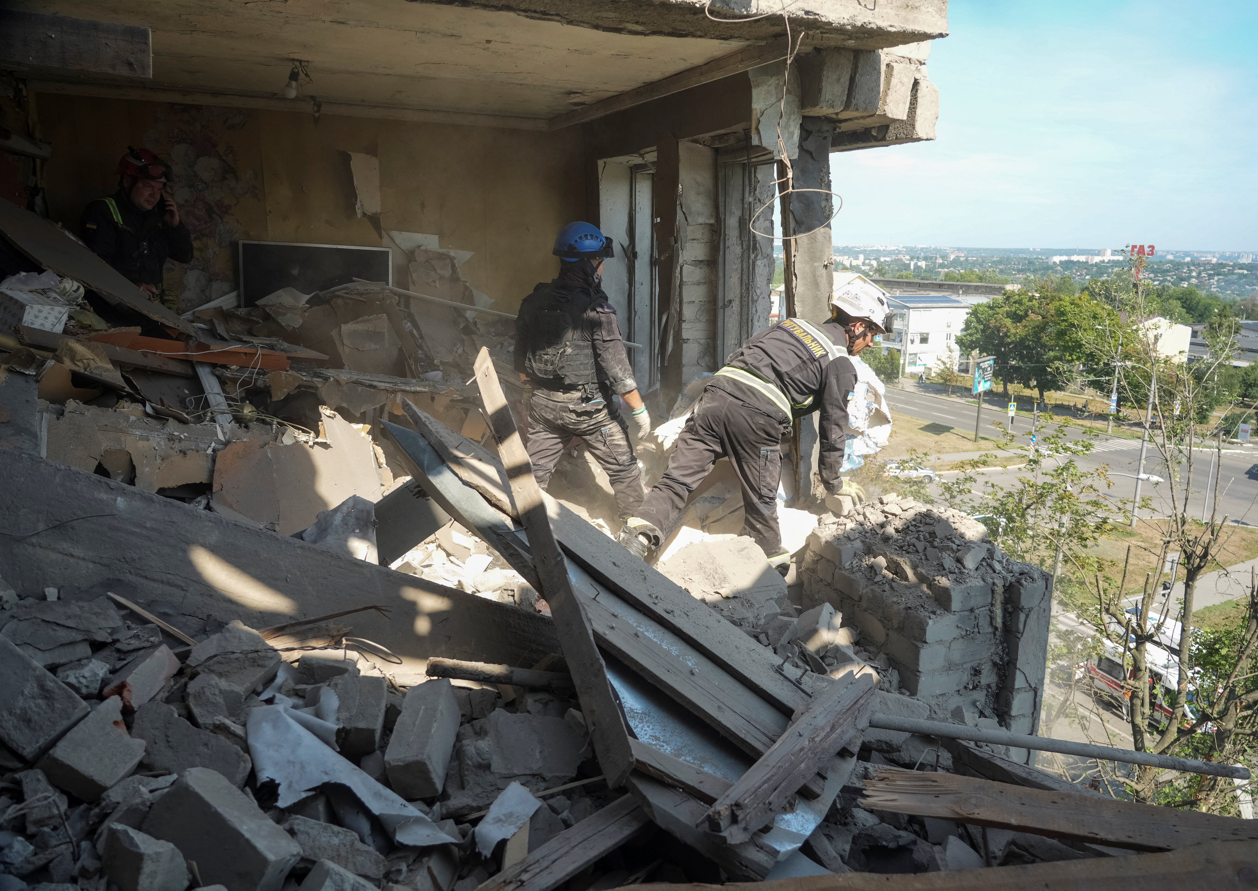 Los servicios de emergencia inspeccionan el lugar donde un edificio de apartamentos ha sido alcanzado por un misil ruso, en el marco del ataque de Rusia contra Ucrania, en Kharkiv (Ucrania), el 8 de julio de 2026 (REUTERS/Sofiia Gatilova)