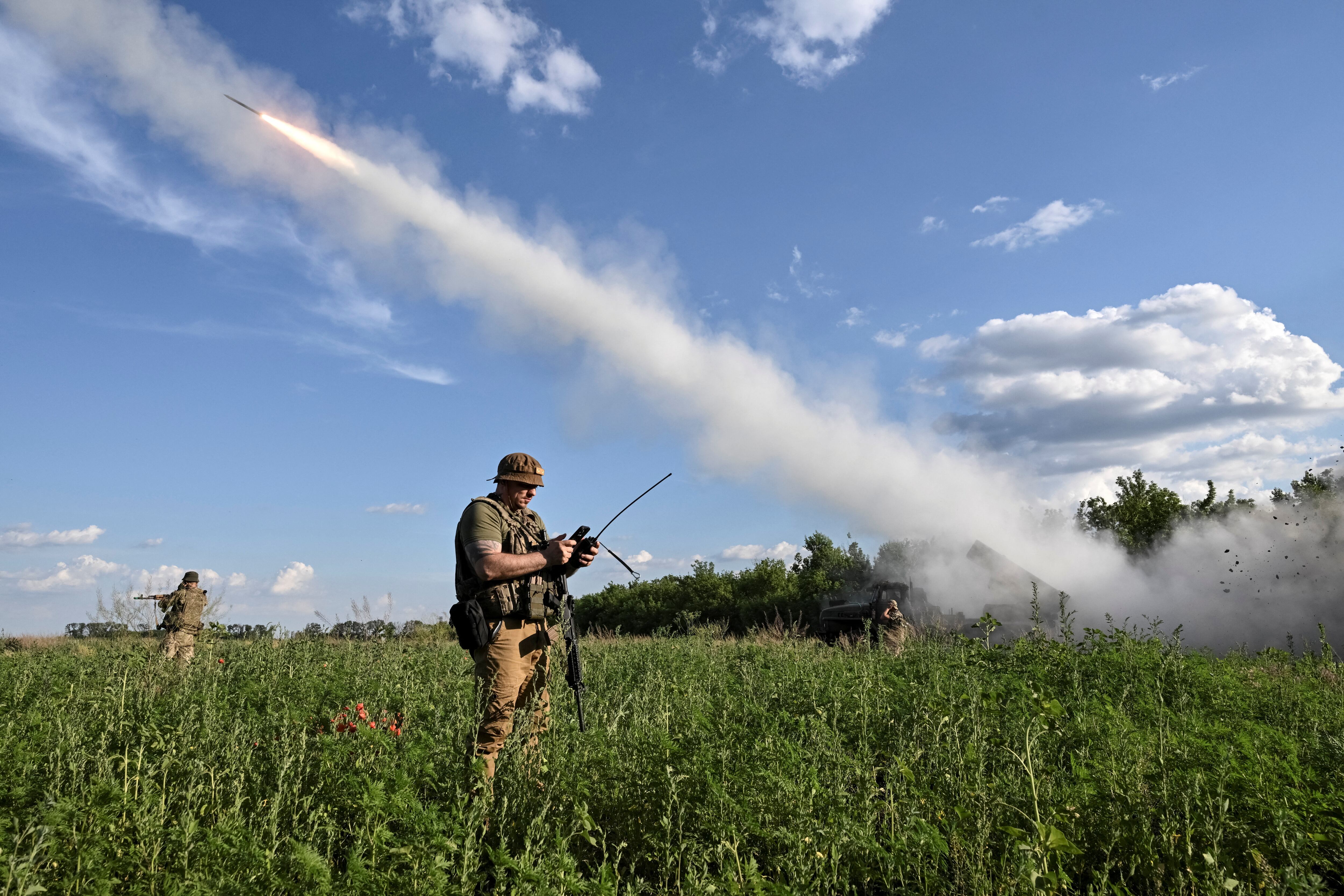 Militares de la 148.ª Brigada Independiente de Artillería de Jitomir de las Fuerzas Armadas de Ucrania disparan un sistema de lanzamiento múltiple de cohetes BM-21 Grad contra las tropas rusas, en medio del ataque de Rusia a Ucrania, en la región de Dnipropetrovsk, Ucrania, el 22 de junio de 2026 (REUTERS)