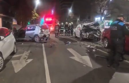 Un Peugeot 208 embistió a dos vehículos que estaba parados en el semáforo