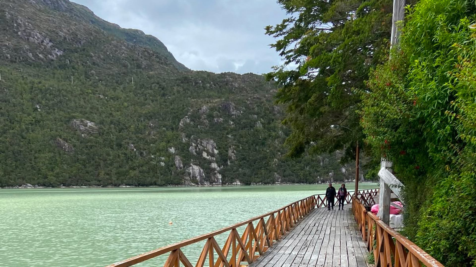 Las pasarelas conectan viviendas, comercios, hospedajes y edificios públicos en un paisaje dominado por fiordos, bosques y montañas