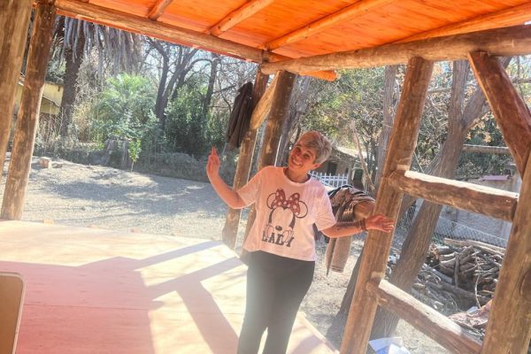 Un duelo cambió para siempre su estilo de vida y construyó su casa con lo que otros desechan: “Hice las paredes con pasto del vecino”