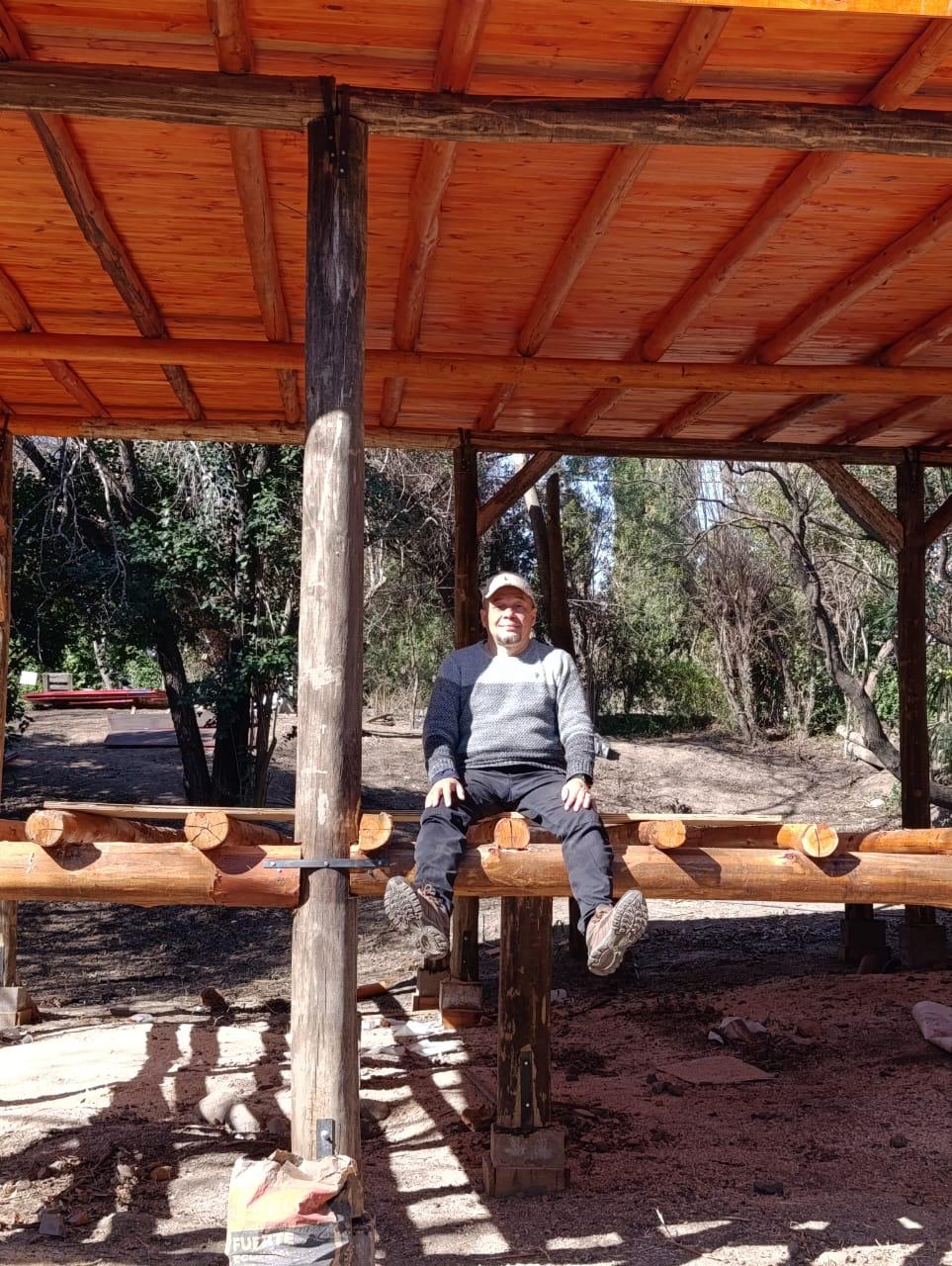 La vivienda fue construida con técnicas de bioconstrucción y materiales reutilizados para reducir costos e impacto ambiental
