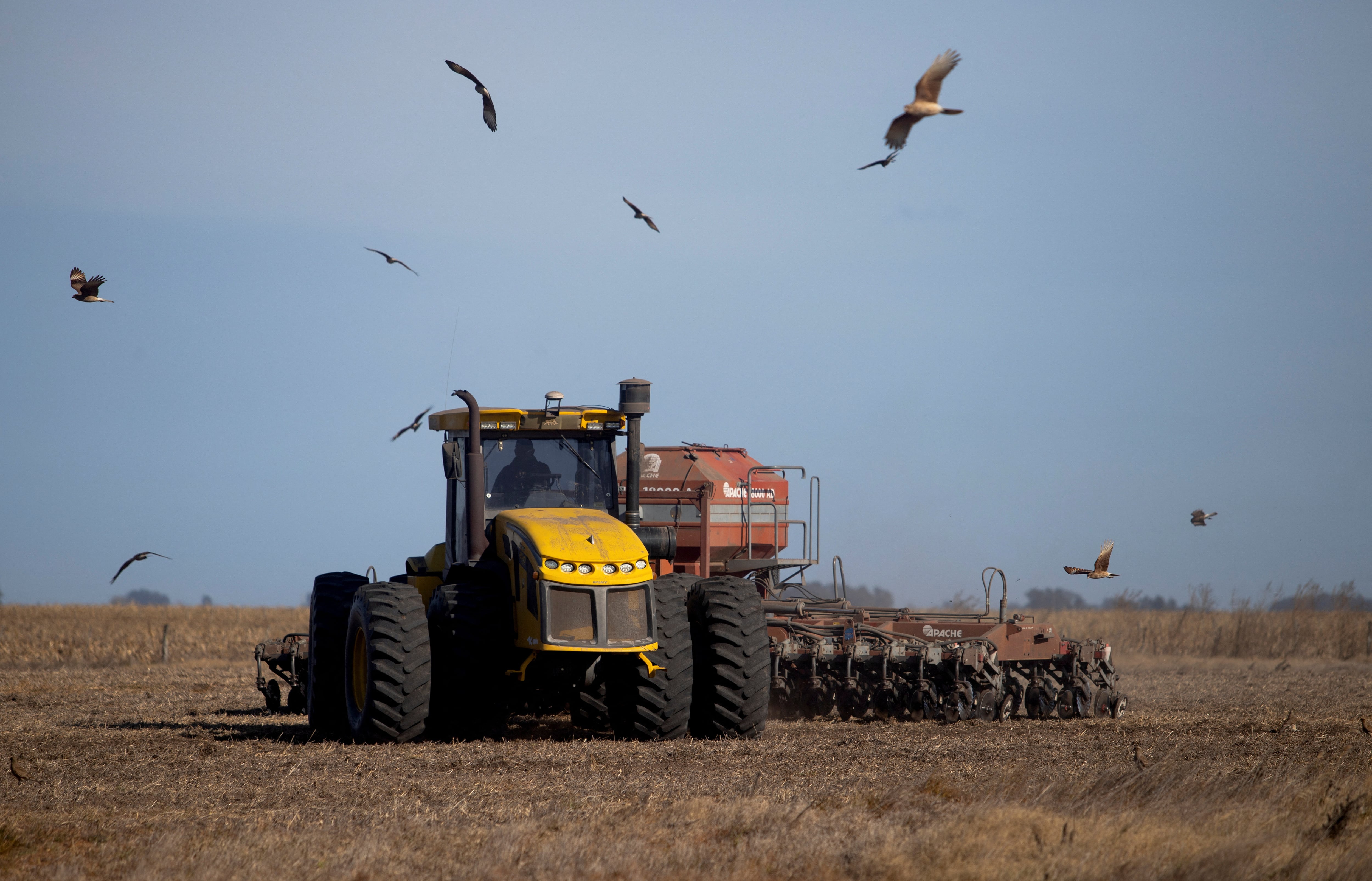 FOTO DE ARCHIVO-Un trabajador agrícola opera un tractor con una sembradora de trigo en tierras de cultivo en Comodoro Py, en las afueras de Buenos Aires, Argentina. 21 jun, 2022. REUTERS/Matias Baglietto