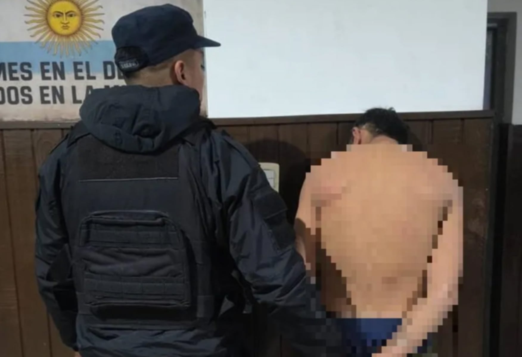 Un agente de policía custodia a un hombre detenido en Catamarca, acusado de agredir a su sobrina (El Ancasti)