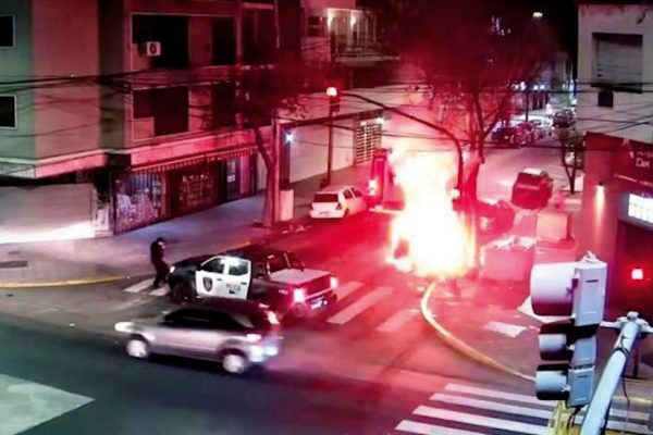 Un hombre incendió un contenedor de basura en Parque Chacabuco, una cámara lo filmó y quedó detenido