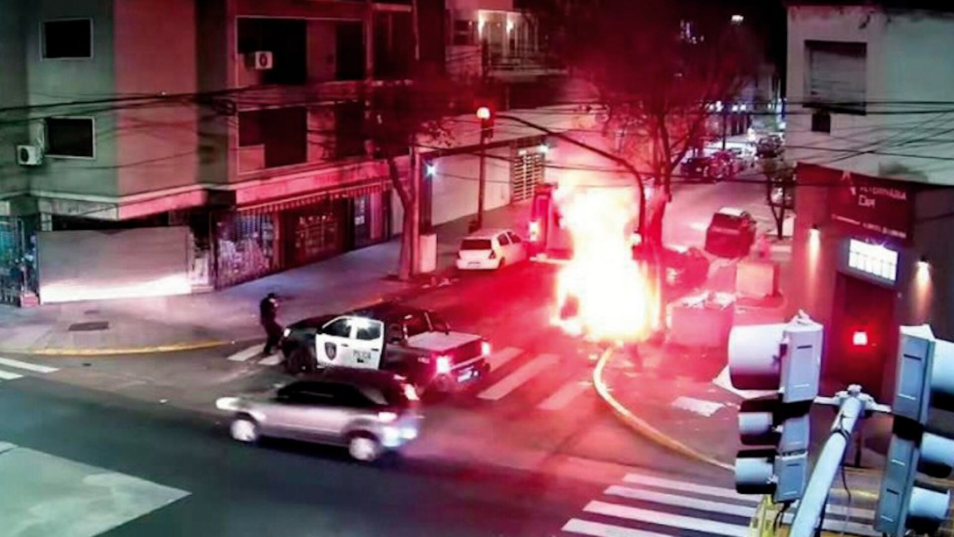 Un hombre incendió un contenedor de basura en Parque Chacabuco, una cámara lo filmó y quedó detenido