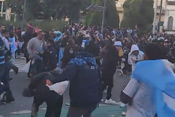 Un hombre intentó robar un celular en medio de los festejos en el Obelisco, lo descubrieron y lo salvó la policía