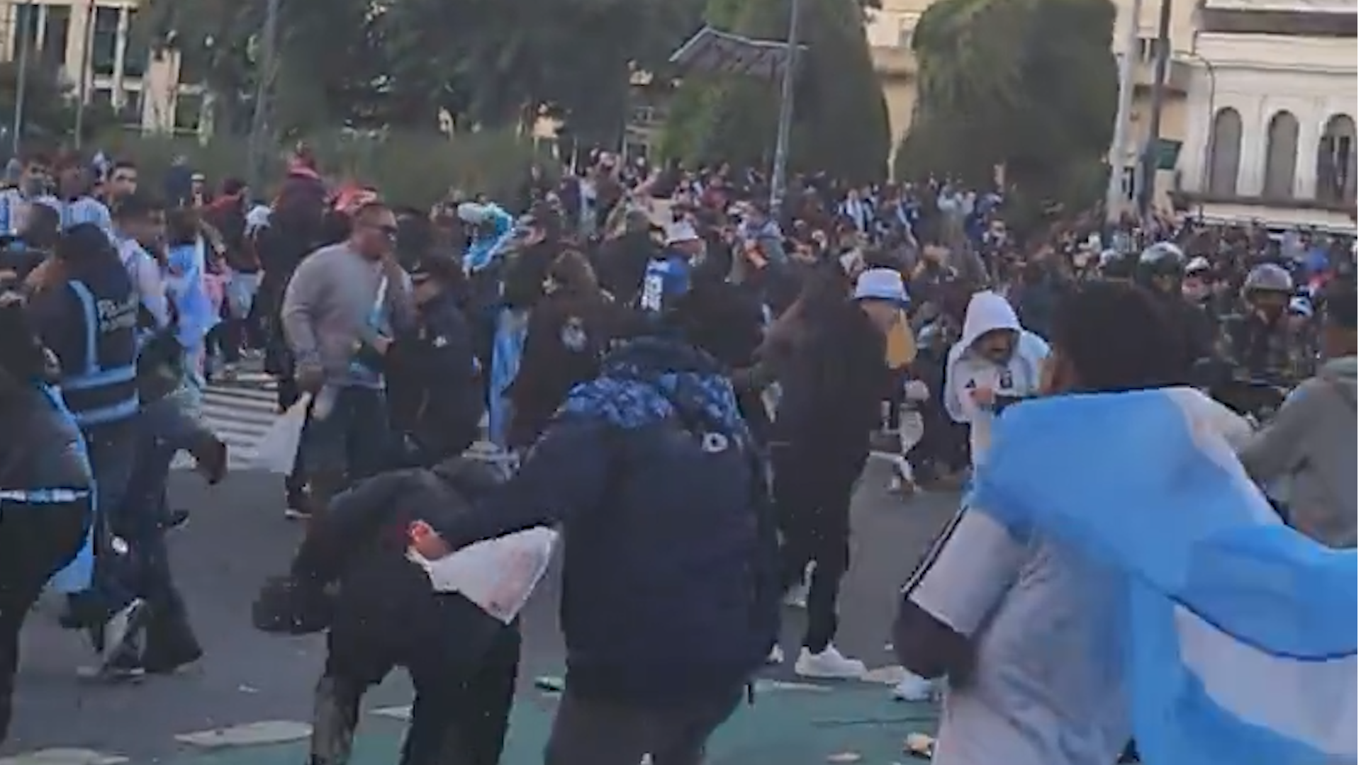 Un hombre intentó robar un celular en medio de los festejos en el Obelisco, lo descubrieron y lo salvó la policía