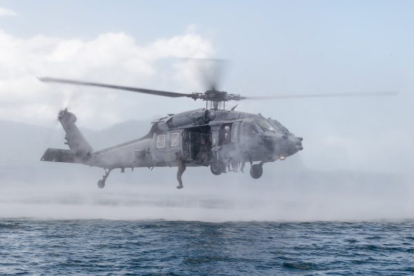 Un militar estadounidense continúa desaparecido tras una maniobra de emergencia de un helicóptero en el mar Arábigo