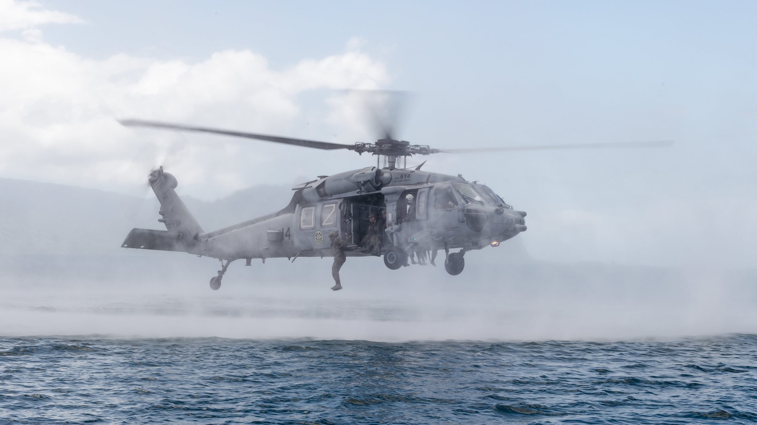 Un militar estadounidense continúa desaparecido tras una maniobra de emergencia de un helicóptero en el mar Arábigo