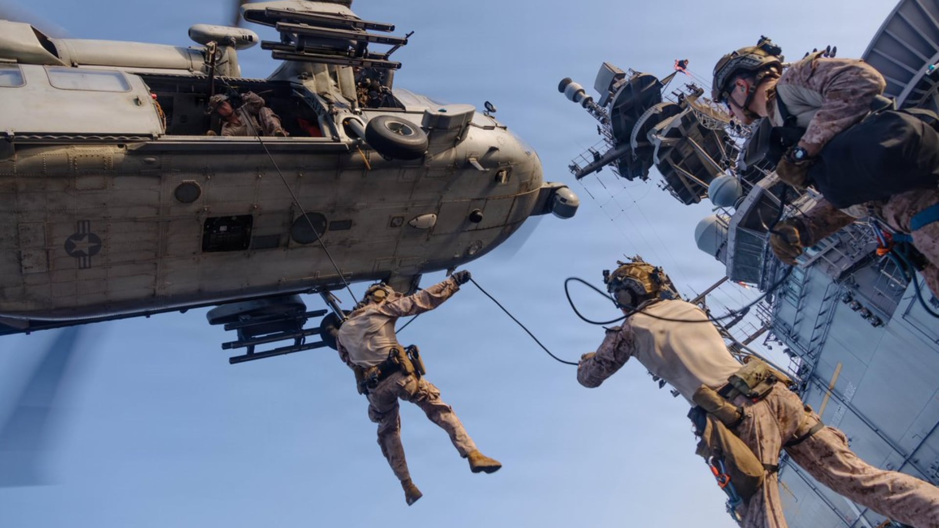 Marines estadounidenses realizan ejercicios de descenso en rappel desde un helicóptero MH-60S Sea Hawk durante un entrenamiento a bordo del USS Tripoli (CENTCOM)