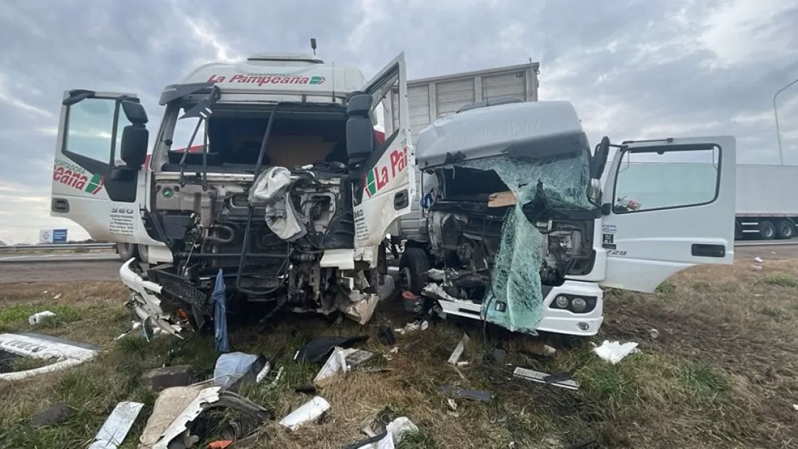 Los camiones chocaron en un cruce de rutas