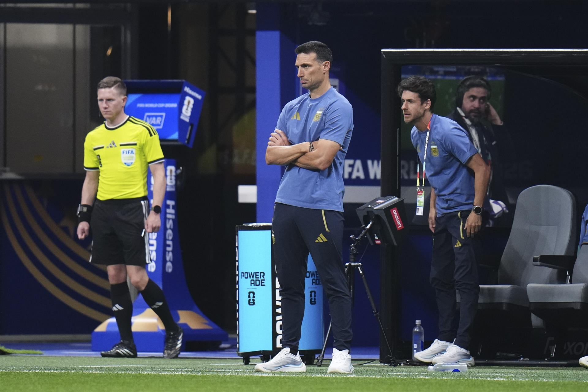 Scaloni mira y Aimar lo sigue de cerca