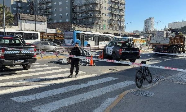Una mujer de 82 años murió tras ser atropellada por un camión en Pompeya
