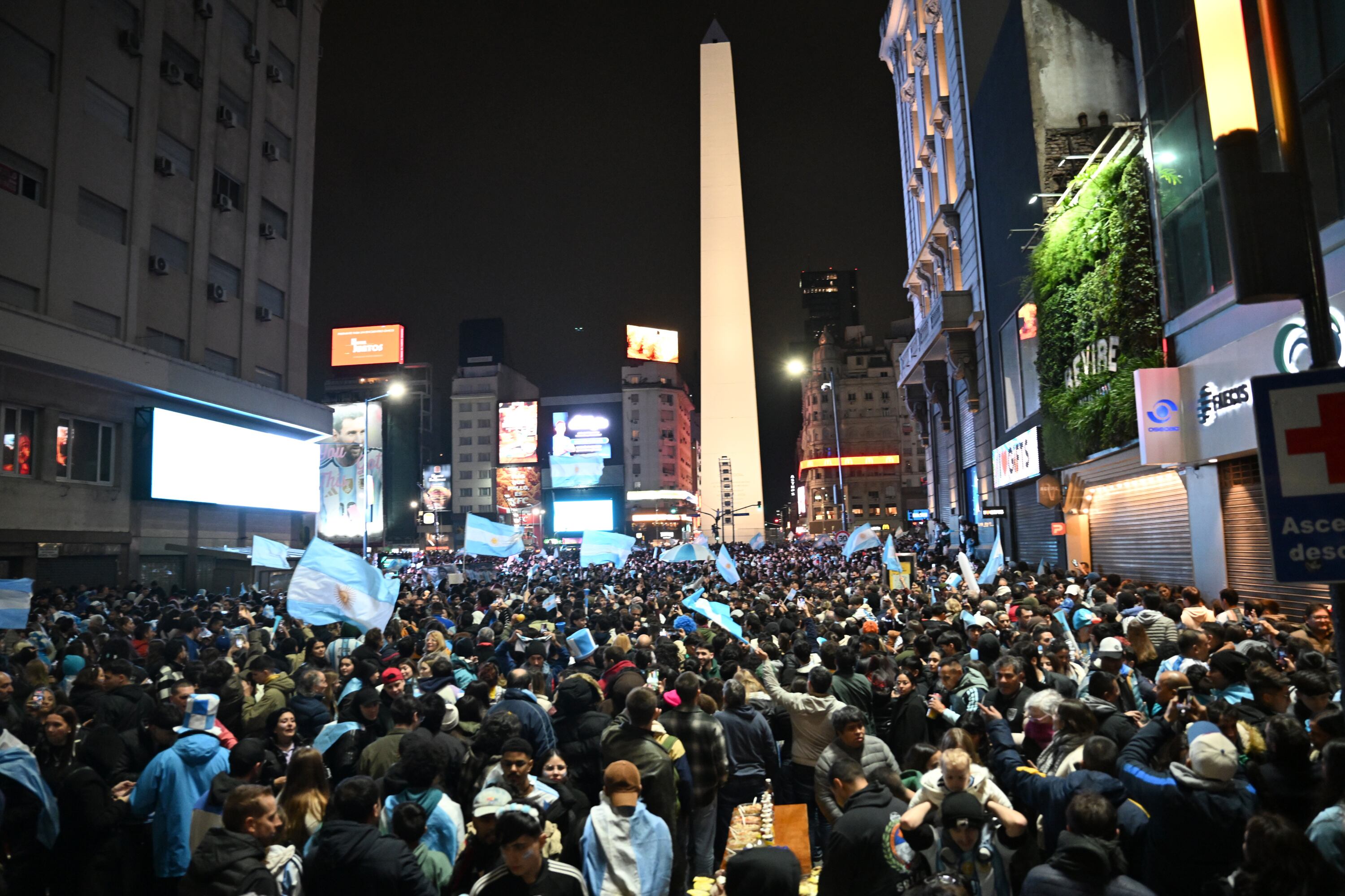 Miles de personas se congregaron en el Obelisco para celebrar la clasificación argentina a las semifinales del Mundial. Foto: Maxi Luna