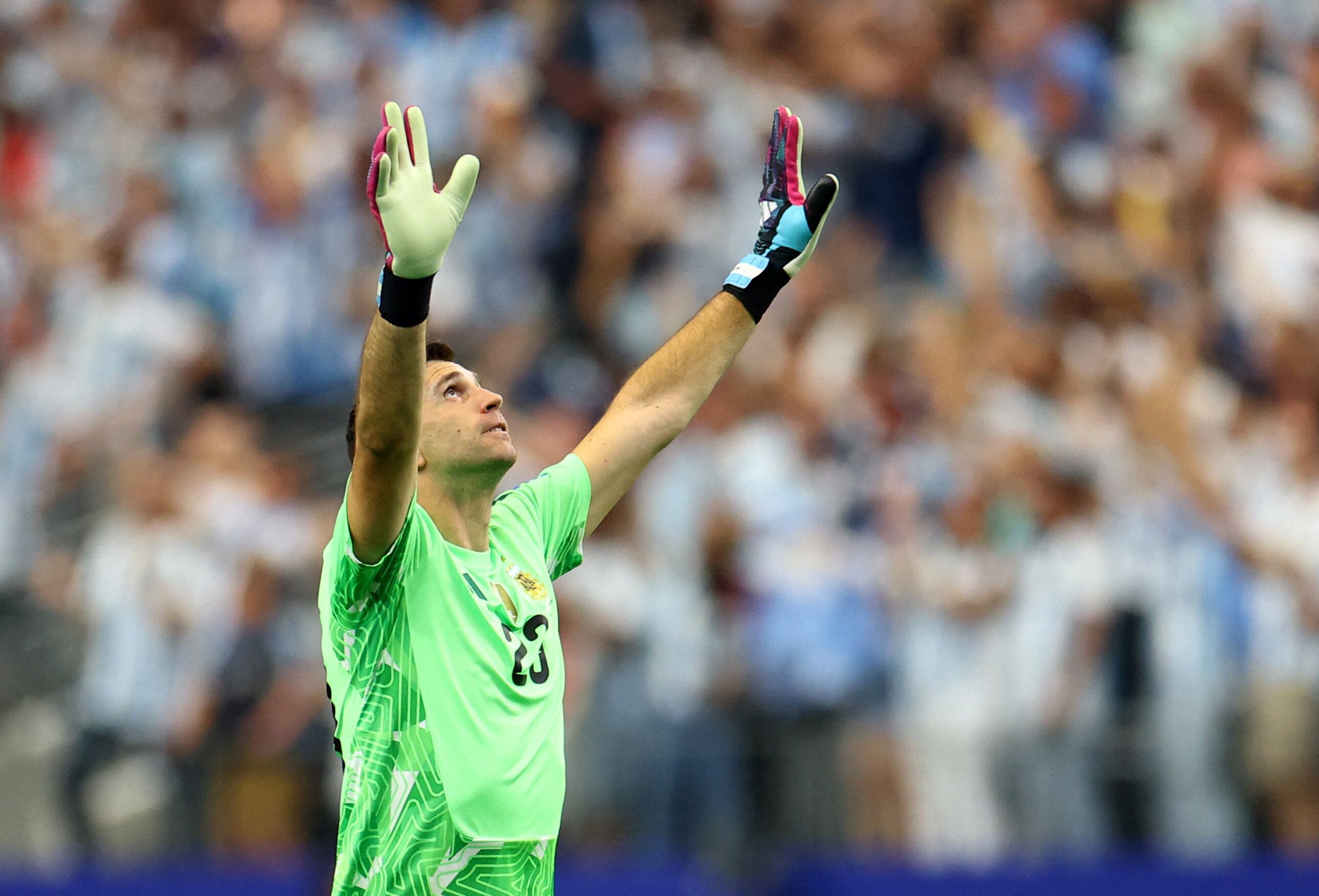 Dibu mira al cielo. El arquero de Argentina espera ayudar más al equipo de cara a la definición del Mundial (REUTERS/Hannah Mckay)