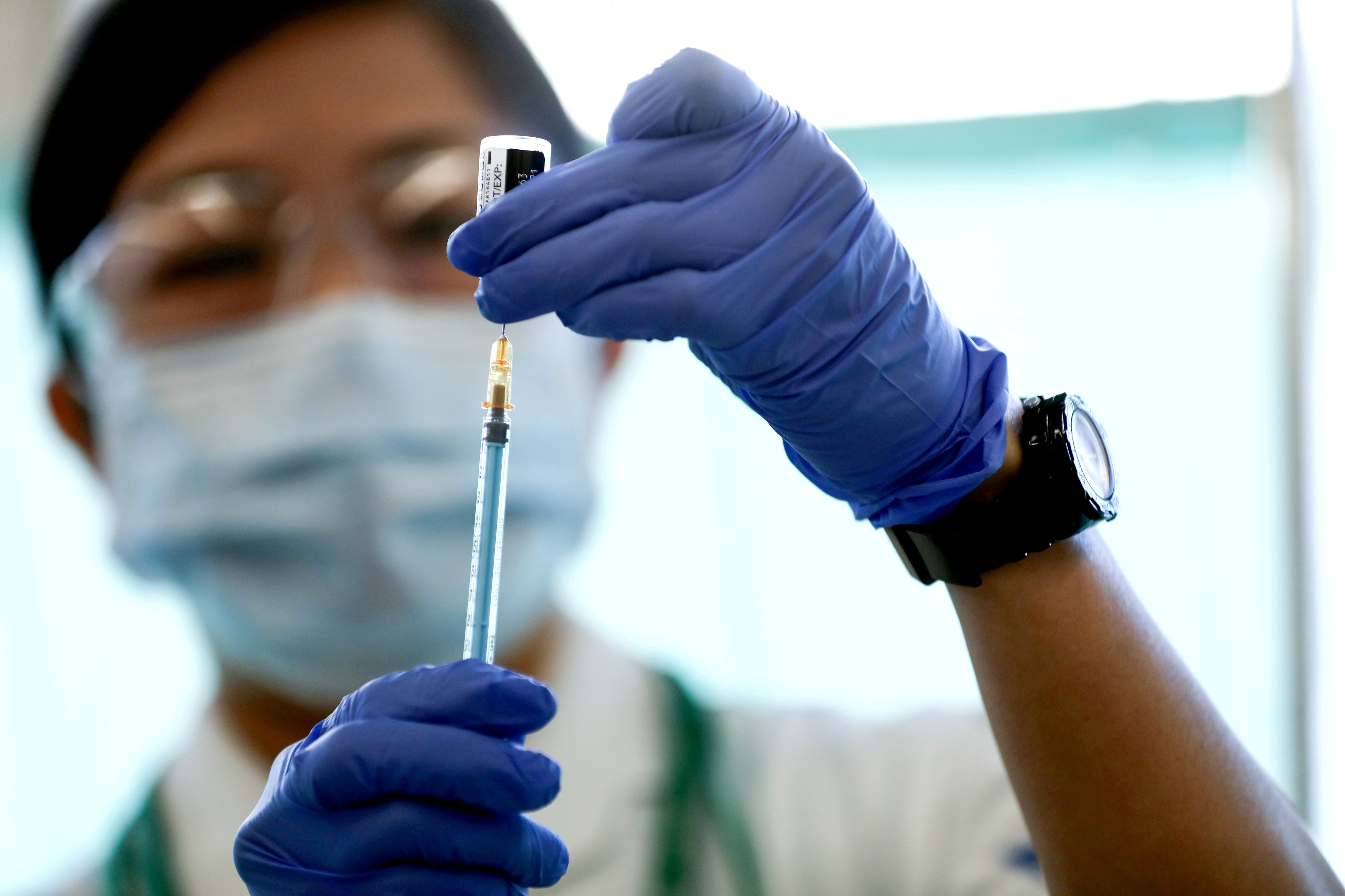 Los ensayos clínicos de fase 3 de Pfizer-BioNTech y Moderna reunieron a cerca de 75.000 personas y registraron eventos adversos graves con frecuencia similar al placebo./Archivo Behrouz Mehri/Pool via REUTERS/
