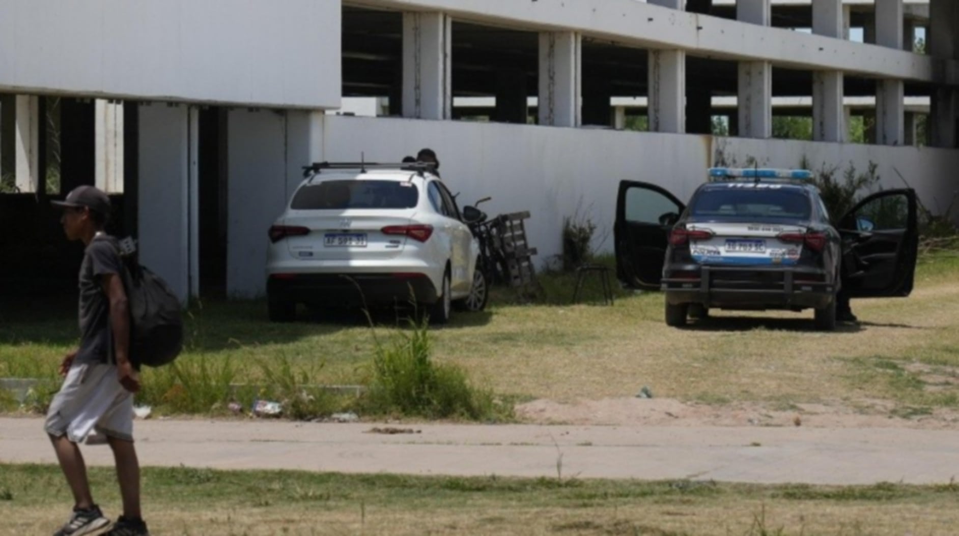 Una patrulla policial con puertas abiertas realiza custodia en las inmediaciones del Hospital Regional Sur de Rosario, una construcción inconclusa relacionada con la venta de drogas (Rosario3)