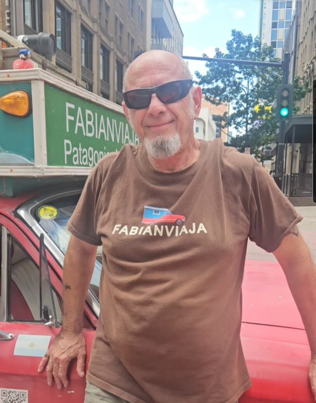 Fabián junto a su Falcón 77