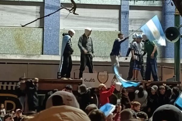 Video: festejaban el triunfo de Argentina saltando sobre la pérgola de un bar y se vino abajo