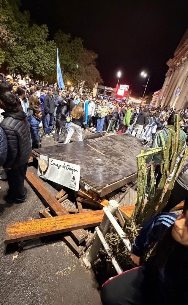 La caída de una pérgola deja destrozos visibles en una confitería céntrica tras la celebración
(03442.com.ar)