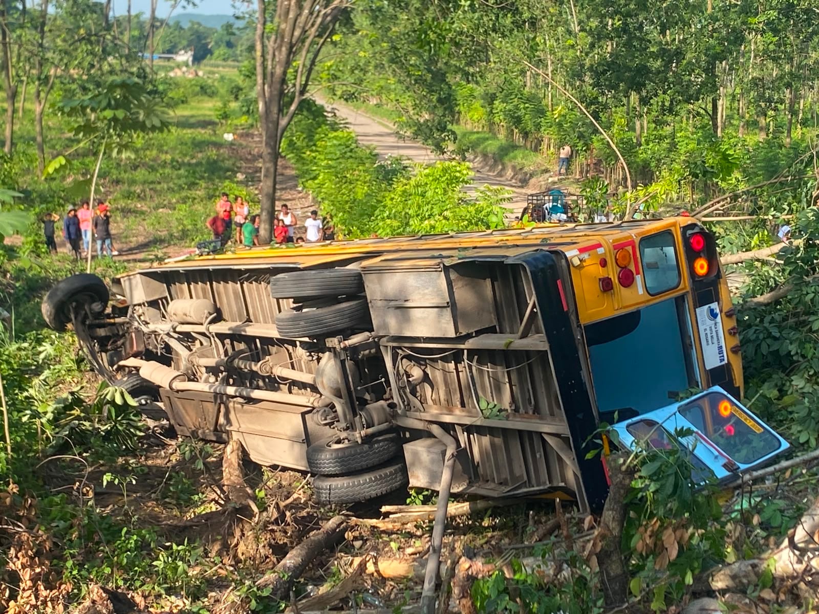Volcó un autobús tras explotar un neumático y dejó más de 15 heridos en Guatemala