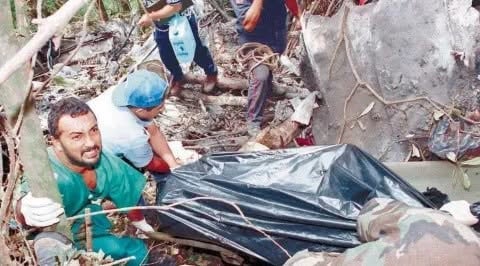 Rescatistas de la Cruz Roja, Cruz Verde y cuerpos de socorro salvadoreños enfrentaron condiciones extremas de lodo y lluvia durante las labores en el volcán (Cortesía: Canal 80).