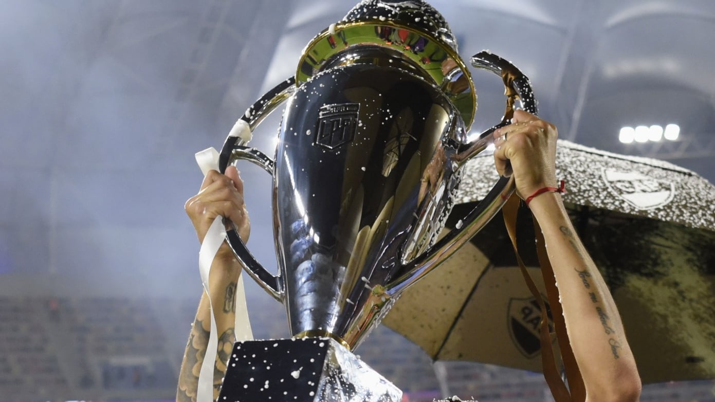 ¿Qué equipo se llevará el trofeo? (Créditos: Fotobaires)