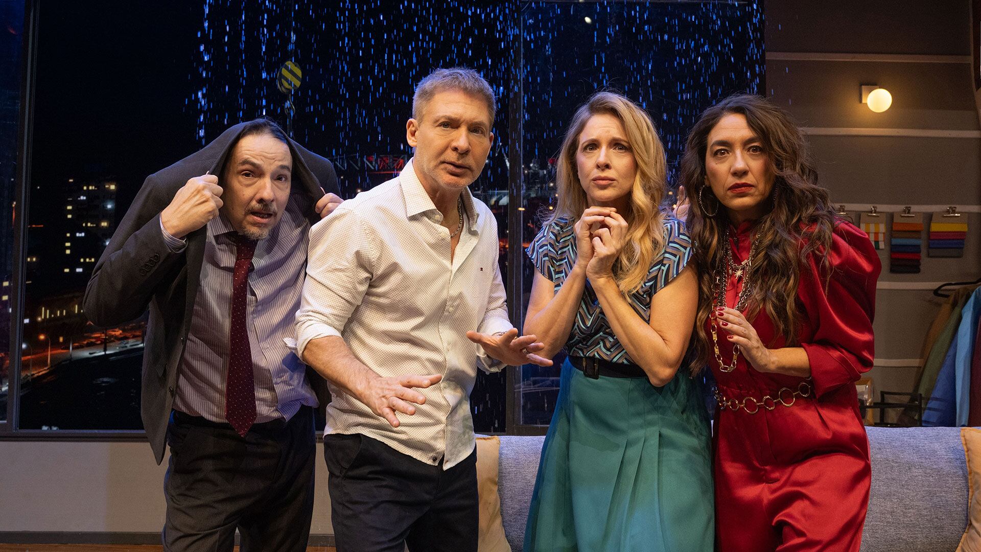 Adrián Suar en la comedia teatral Sottovoce junto a Carla Peterson, Lorena Vega y Fernán Mirás (Gabriel Machado)