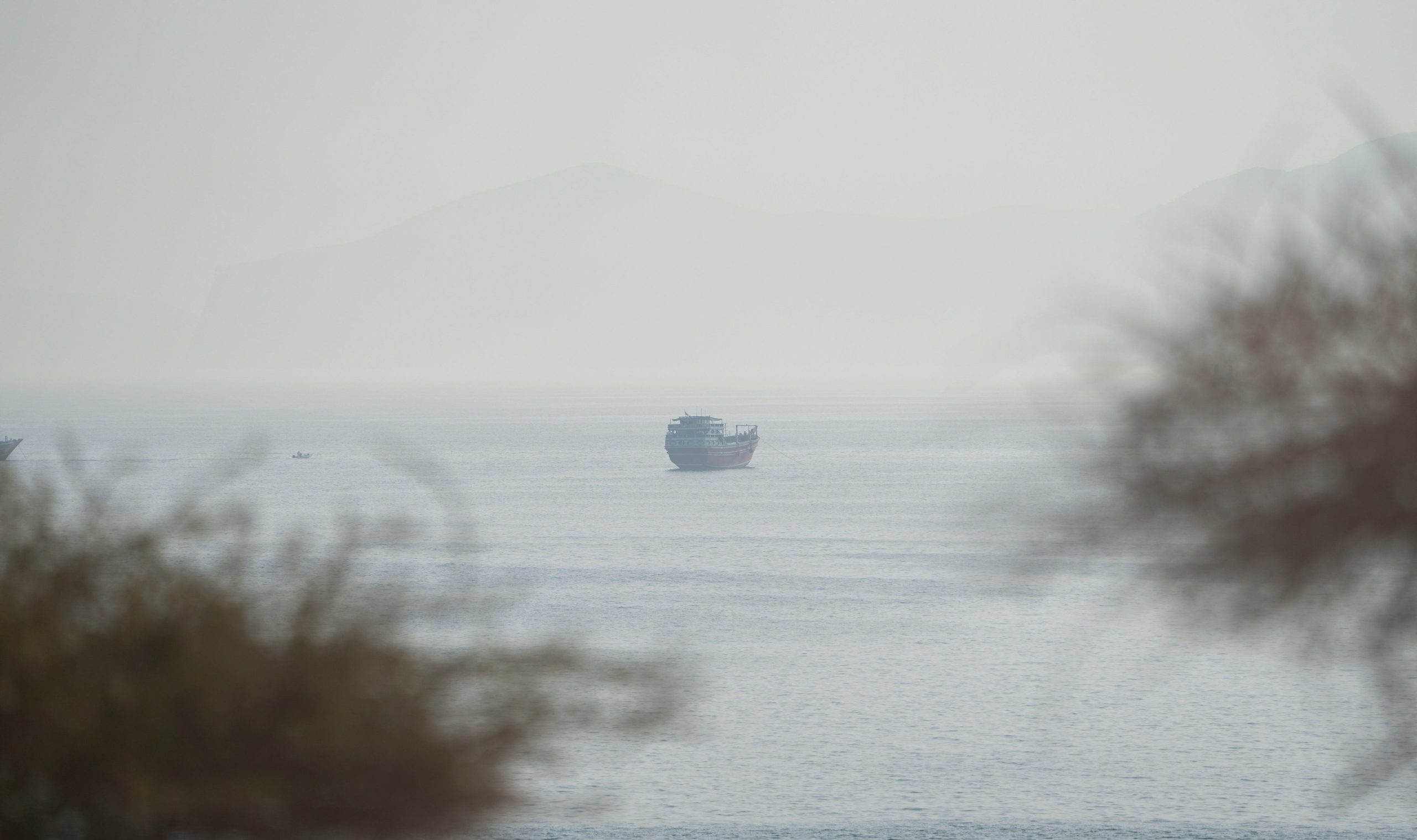 Alertan por un posible desastre ambiental en Omán tras el derrame de petróleo de un buque vinculado a la flota fantasma rusa