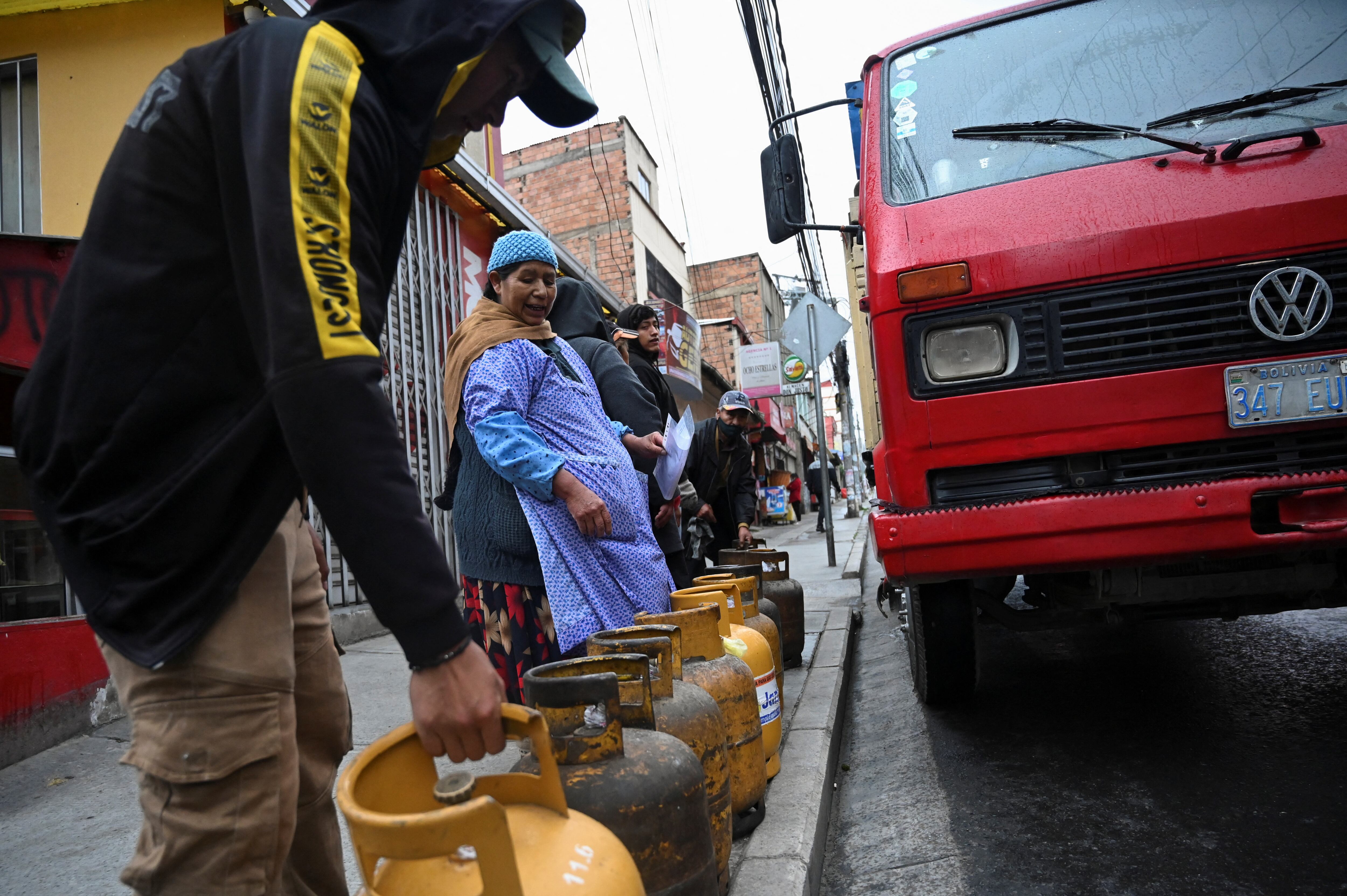 Personas hacen fila para comprar gas licuado en La Paz, Bolivia, el 15 de enero de 2026 (REUTERS/Claudia Morales)