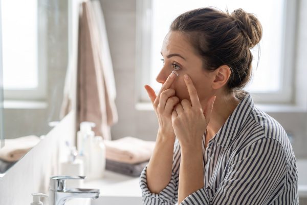 Anteojos o lentes de contacto: qué ventajas y riesgos tienen cada opción, según los oftalmólogos