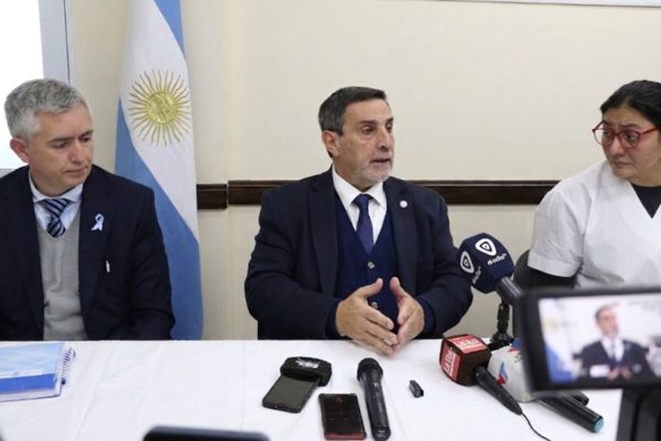 Apartaron a cuatro trabajadores del hospital de Tucumán donde le entregaron un varón con aritos a una pareja que esperaba una beba