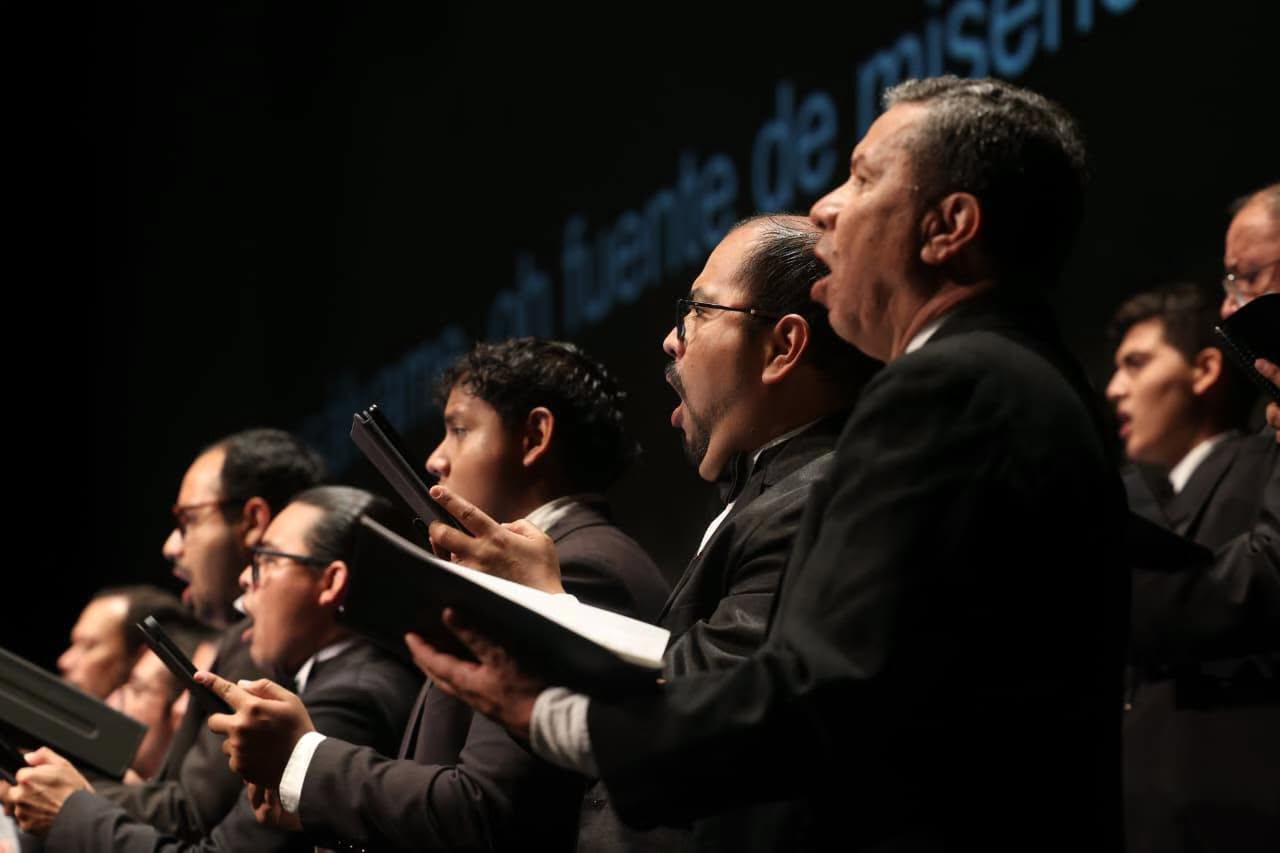 Más de 200 artistas guatemaltecos interpretaron el Réquiem de Verdi en la Gran Sala Efraín Recinos como homenaje a las víctimas del terremoto de 1976. (Ministerio de Cultura y Deportes)